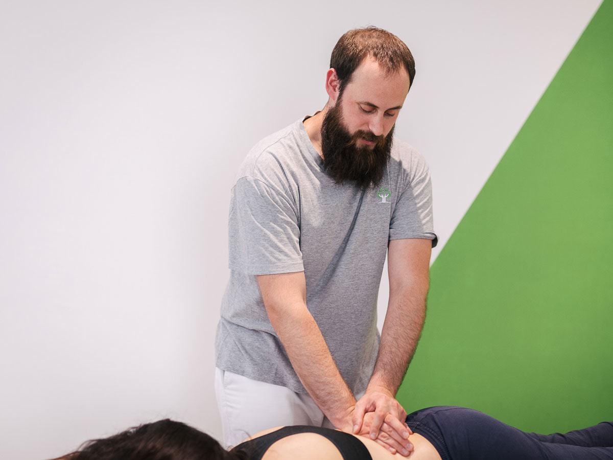 Questa immagine mostra un trattamento di terapia manuale alla colonna lombare. Il mal di schiena è un problema che riscontro spesso nel mio lavoro di fisioterapista.