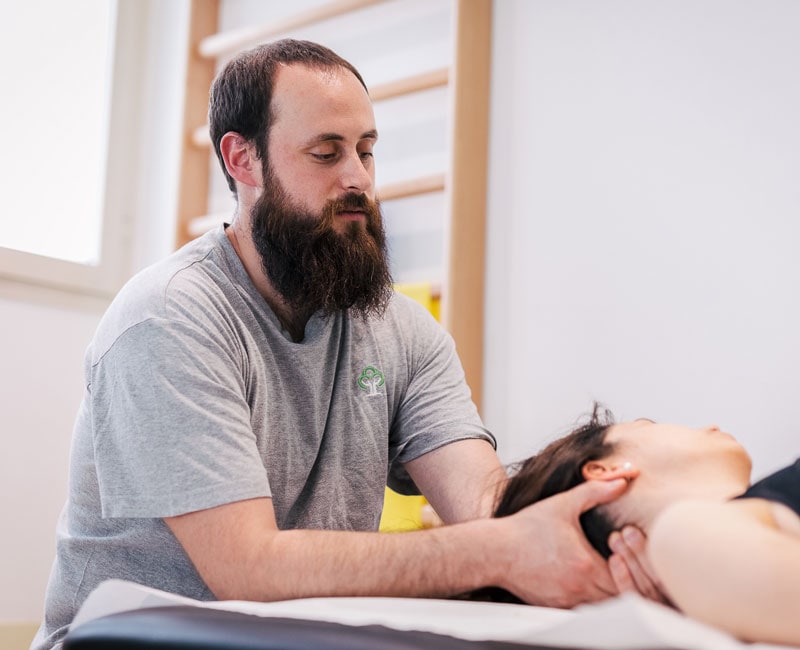 Questa immagine mostra un trattamento di terapia manuale al collo. Come fisioterapista la terapia manuale è uno strumento che uso solo insieme al movimento. Il movimento attivo è fondamentale per il recupero.