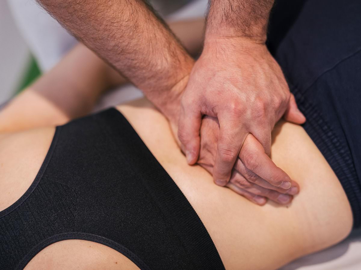 Questa immagine mostra un trattamento di terapia manuale alla colonna lombare. Il mal di schiena è un problema che riscontro spesso nel mio lavoro di fisioterapista.