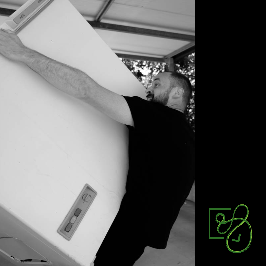 Questa immagine mostra una persona che solleva da sola un freezer. Chiaramente un modo scherzoso per parlare di un fattore molto importante in riabilitazione: la forza.
